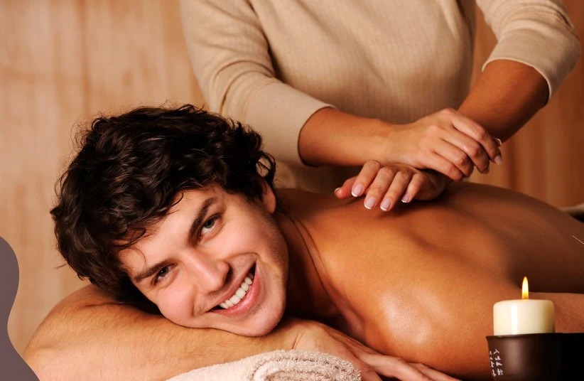 এ ছাড়া মুখের স্বাস্থ্য রক্ষায়ও নারকেল তেল কার্যকর বলে প্রমাণিত। তেল মালিশ বা ‘অয়েল পুলিং’-এ নারকেল তেল ব্যবহার করলে মুখের ক্ষতিকারক ব্যাকটেরিয়া হ্রাস পায়, ফলে মাড়ির স্বাস্থ্যও উন্নত হয়।